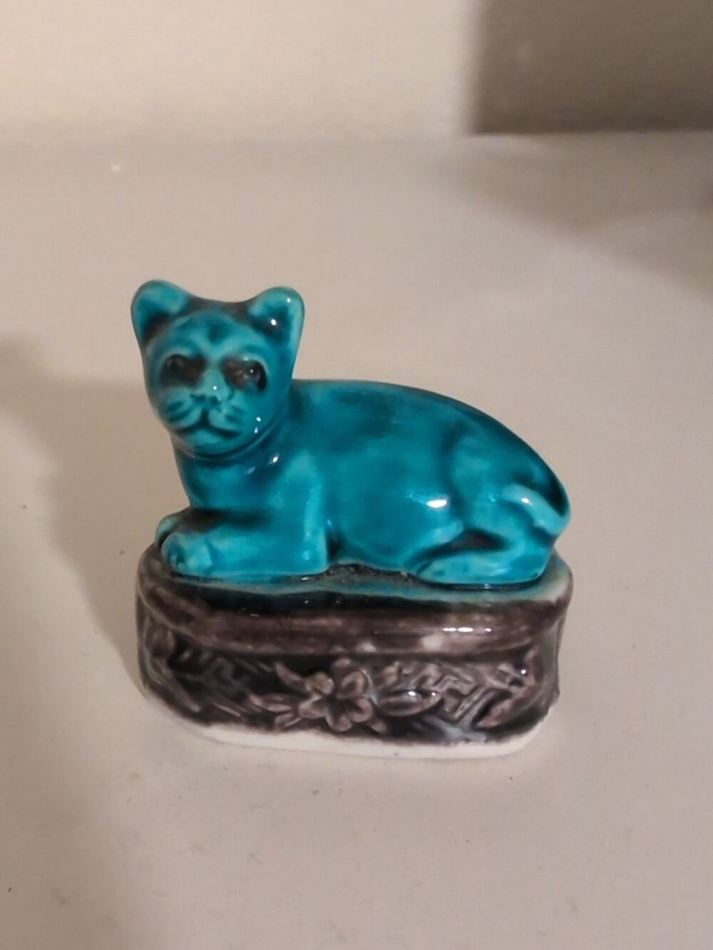 Vintage Chinese Mud Cat Ceramic Figurine Turquoise On Purple Pedestal *Rare*